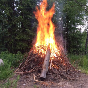 Juhannuskokko Kylniemen pohjoisrannalla vuonna 2015.