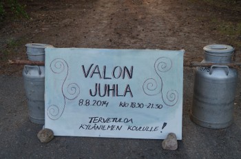 Valon juhla. Elokuussa vietettiin valokuituverkon valmistumista juhlavin menoin. Edellisess kuvatekstiss ji mainitsematta, ett kuvassa oli valon juhlan sankka yleisjoukko.