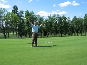 Siellä se on! Ensimmäisen ja ainoan ”holikan” olen tehnyt Kytäjän golfkentällä kesälllä 2014.