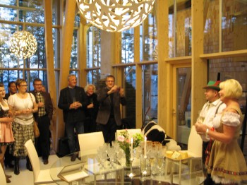Villa Rivieran tupaantuliaisia ja oktoberfestiä vietettiin samalla kertaa. Pirjo ja Ilpo Karhu (oikealla) toivottivat vieraat tervetulleeksi.